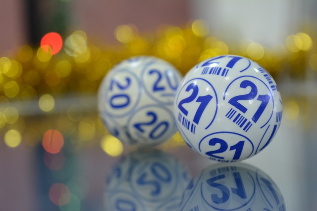Lottokugeln mit den Zahlen 20 und 21